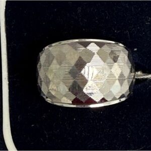 Elegant white gold Ring